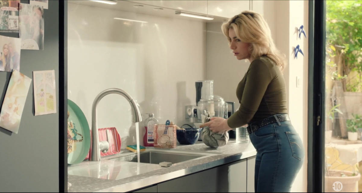 Plus belle la vie (spoiler) : Ariane maquille la scène de crime, un témoin prêt à la confondre