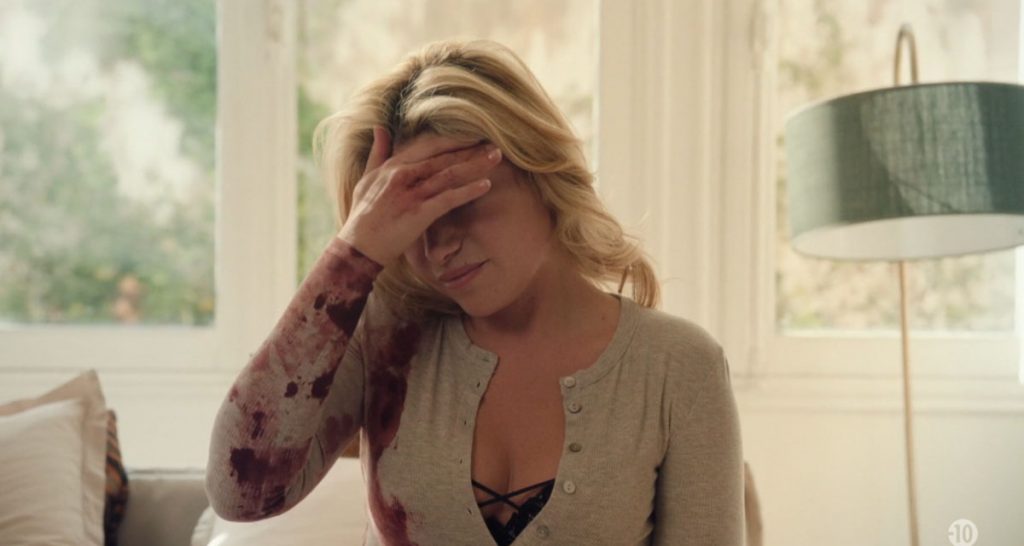 Plus belle la vie (spoiler) : scène d’horreur pour Ariane (Lola Marois) qui se réveille à côté d’un cadavre